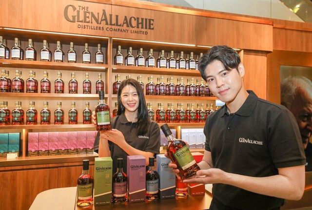 현대백화점 더현대 서울 ‘글렌알라키 in 서울 by 빌리 워커’ 팝업스토어에서 직원들이 제품을 소개하고 있다. [사진=현대백화점그룹]