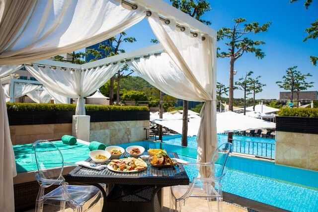 반얀트리 클럽 앤 스파 서울의 오아시스 야외 수영장. [사진=반얀트리 클럽 앤 스파 서울]