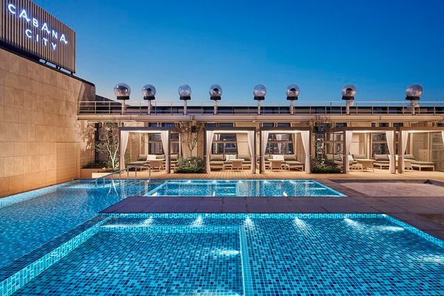 풀 파티를 진행하는 서울드래곤시티 ‘카바나 시티’. [사진=서울드래곤시티]