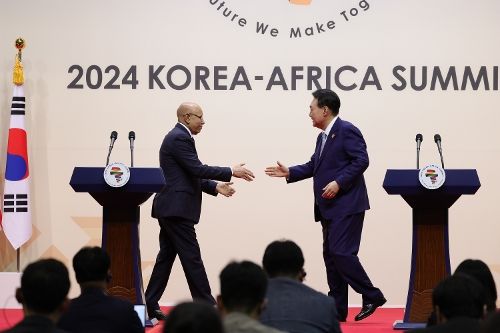 윤석열 대통령이 모리타니아 대통령과 4일 경기 고양시 킨텍스에서 2024 한-아프리카 정상회의 공동언론발표를 마치고 악수를 하기 위해 다가가고 있다. [사진=2024 한-아프리카 정상회의]