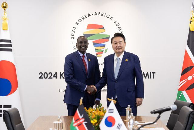 윤석열 대통령이 4일 경기도 고양시 킨텍스에서 열린 '한-아프리카 정상회담' 중에 별도로 윌리엄 루토 케냐 대통령을 만나 양국 정상회담을 진행하며 기념 촬영을 하고 있다. [사진=대통령실]