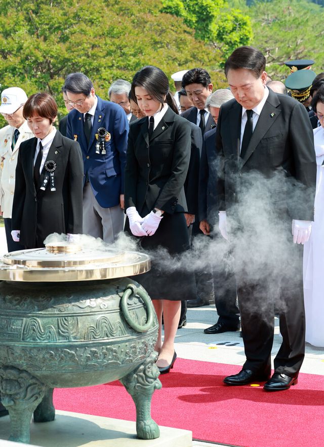 윤석열 대통령과 김건희 여사가 6일 서울 동작구 국립서울현충원에서 ‘대한민국을 지켜낸 당신의 희생을 기억합니다’를 주제로 열린 제69회 현충일 추념식에 참석해 현충탑에 참배하며 묵념하고 있다. [사진=연합뉴스]