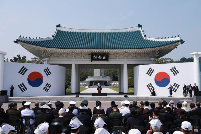 윤석열 대통령이 6일 서울 동작구 국립서울현충원에서 열린 에서 추념사를 하고 있다. 2024.6.6hihong@yna.co.kr(끝)