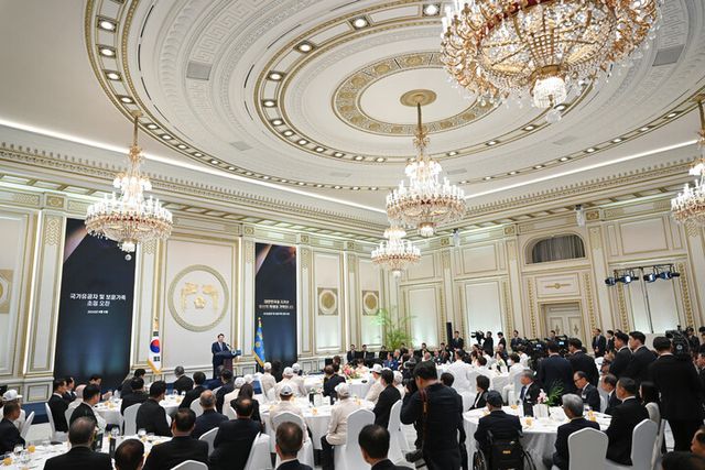 윤석열 대통령이 6일 청와대 영빈관에서 국가유공자 및 보훈가족 초청 오찬을 열고 참석자들에게 환영의 말을 전하고 있다. [사진=대통령실]