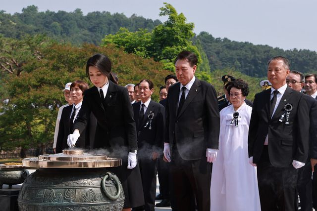 윤석열 대통령의 부인 김건희 여사가 6일 서울 동작구 국립서울현충원에서 ‘대한민국을 지켜낸 당신의 희생을 기억합니다’를 주제로 열린 제69회 현충일 추념식에 참석해 현충탑에 분향하고 있다. [사진=연합뉴스]