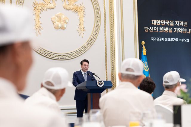 윤석열 대통령이 6일 청와대 영빈관에서 열린 국가유공자 및 보훈가족 초청 오찬에서 참석자들에게 환영의 말을 전하고 있다. [사진=대통령실]