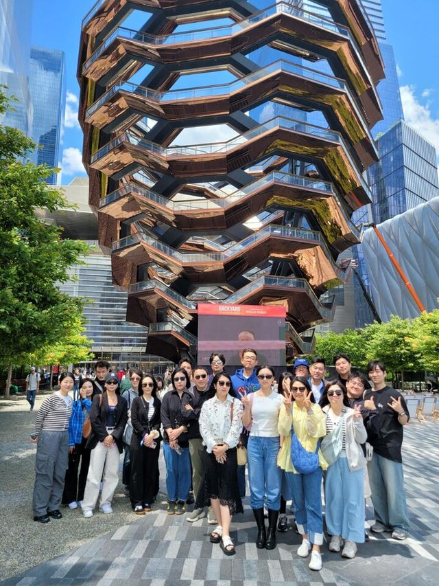 한세엠케이 뉴욕연수에 참가한 직원들이 기념촬영을 하고 있다. [사진=한세엠케이]