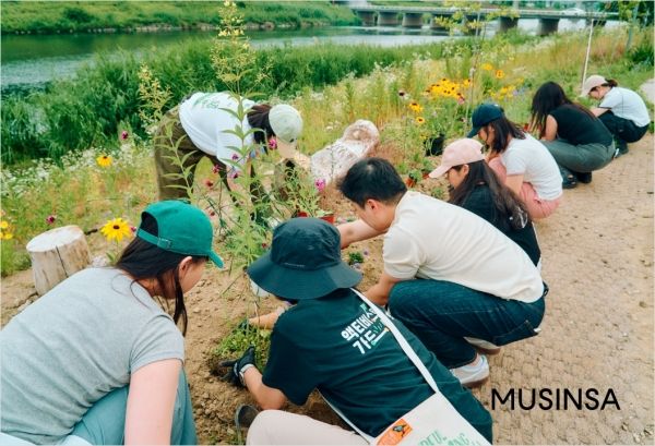 무신사는 사내 친환경 캠페인 ‘비 그리너(BE GREENER)’을 통해 새로운 기업 문화를 구축했다. [사진=무신사]