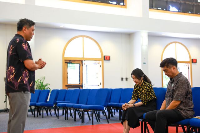 ​김건희 여사가 9일(현지 시각) 하와이 호놀룰루의 한인기독교회를 방문해 이제호 담임목사와 기도하고 있다. [사진=연합뉴스]