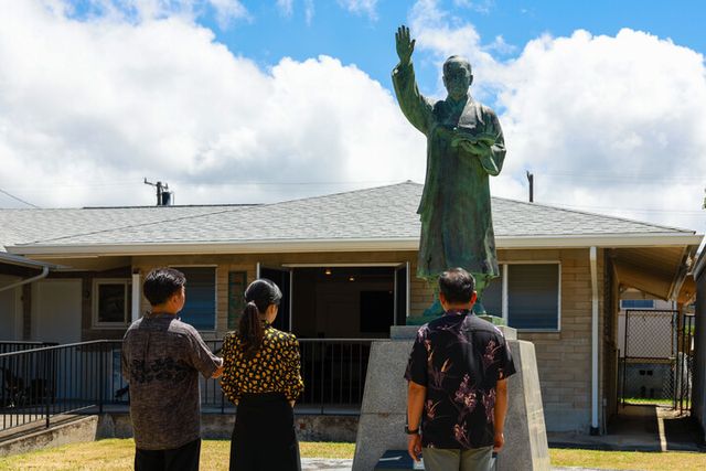 김건희 여사가 9일(현지 시각) 하와이 호놀룰루의 한인기독교회를 방문해 1985년 교인들이 건립한 이승만 대통령 동상을 보며 하와이 한인들의 독립운동과 한인기독교회의 역사를 살펴보고 있다. [사진=연합뉴스]