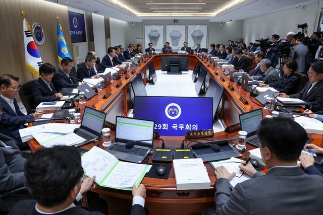 윤석열 대통령이 2일 서울 용산 대통령실 청사에서 국무회의를 주재하고 있다. [사진=연합뉴스]