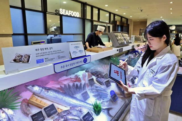 AI 업무 매뉴얼을 활용해 식품 위생 관리 점검을 하는 백화점직원의 모습. [사진=롯데백화점]