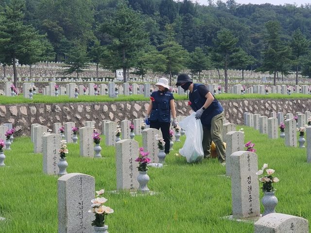 대통령직속 국민통합위원회(위원장 김한길) 청년위원들이 지난 10일(토요일) 광복절을 맞아 국립서울현충원에서 묘역정화 활동을 진행했다. [사진=국민통합위원회]