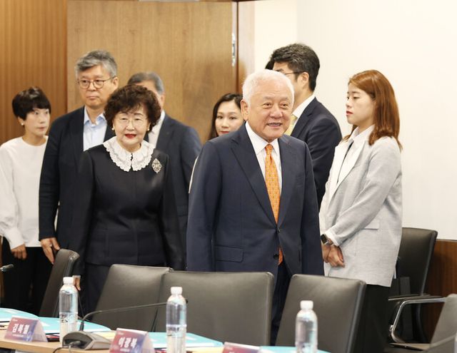 김한길 대통령 직속 국민통합위원회 위원장이&nbsp;김명자 국민통합위원회 고문이자 KAIST 이사장(왼쪽에서 두번째)과&nbsp;14일 오전 한국과학기술연구원(KIST)에서 열린 ‘과학기술과의 동행’ 특별위원회 성과보고회에 자리하고 있다. [사진=국민통합위원회]