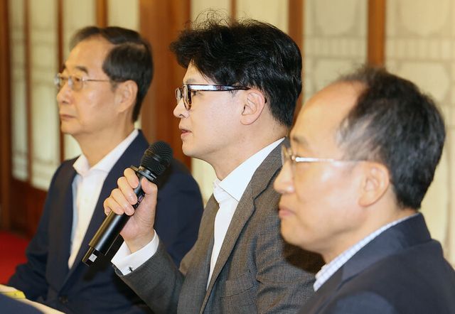 국민의힘 한동훈 대표(가운데)가 지난 18일 오후 서울 종로구 삼청동 총리공관에서 열린 고위 당정협의회에서 발언하고 있다. [사진=연합뉴스]