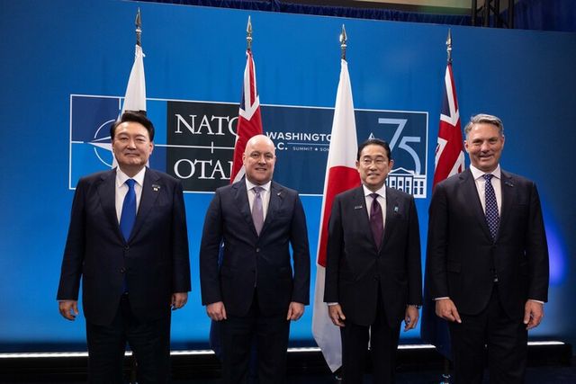 북대서양조약기구(NATO·나토) 정상회의에 참석한 윤석열 대통령이 11일(현지 시각) 미국 워싱턴DC 월터 E. 워싱턴 컨벤션센터에서 열린 한국·일본·호주·뉴질랜드 4개국(IP4) 정상회동에서 기념 촬영을 하고 있다. 왼쪽부터 윤 대통령, 크리스토퍼 럭슨 뉴질랜드 총리, 기시다 후미오 일본 총리, 리처드 말스 호주 부총리 겸 국방장관. [사진=대통령실]