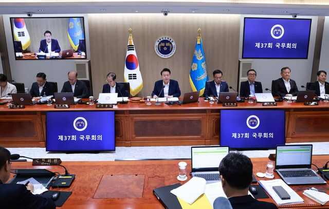 윤석열 대통령이 27일 서울 용산 대통령실 청사에서 국무회의를 주재하고 있다. [사진=연합뉴스]