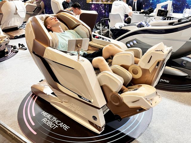 IFA 2024 바디프랜드 부스에서 참관객이 헬스케어로봇 ’파라오네오'를 체험하고 있다. [사진=바디프랜드]