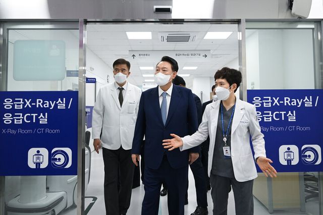 윤석열 대통령이 13일 서울 중랑구 서울의료원 권역응급의료센터를 찾아 박현경 서울의료원 권역응급의료센터장(오른쪽)으로부터 센터에 대한 설명을 듣고 있다.&nbsp;박 센터장이 “병원에서 폭력 난동을 부리는 사람으로부터 의료진을 보호하기 위해 경찰이 24시간 상주한다” ”서울 동북권에 유일하게 소아환자구역을 갖추고 24시간 운영해 연간 9000명 가량의 아동이 내원한다“ 등 응급센터 현장에 대해 설명했고 윤 대통령은 감사를 표했다.&nbsp;[사진=대통령실]