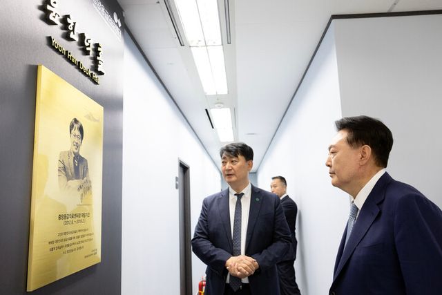 석열 대통령이 13일 서울 중구 중앙응급의료센터를 찾아 윤한덕홀 외벽에 걸린 고(故) 윤한덕 전 센터장 소개 현판을 바라보고 있다.윤 전 센터장은 지난 2019년 2월 설 연휴 응급의료 공백을 막기 위해 퇴근을 미루고 일하다 과로로 순직했다. [사진=대통령실]