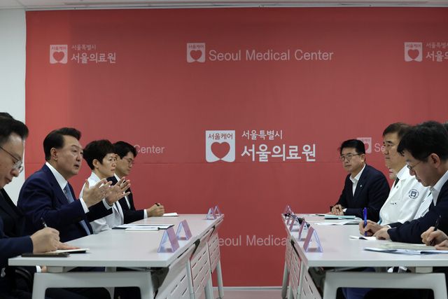윤석열 대통령이 13일 서울 중랑구 서울의료원 권역응급의료센터를 찾아 이현석 서울의료원장 등 의료진과 면담을 하고 있다. [사진=대통령실]
