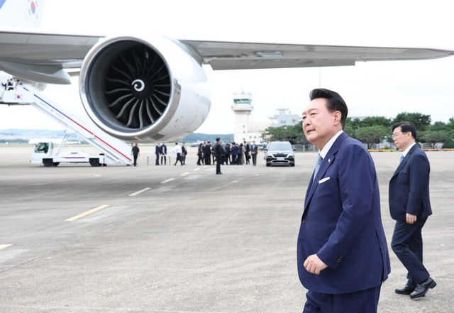 윤석열 대통령이 19일 성남 서울공항에서 체코 공식 방문을 위해 전용기인 공군 1호기로 향하고 있다. [사진=연합뉴스]