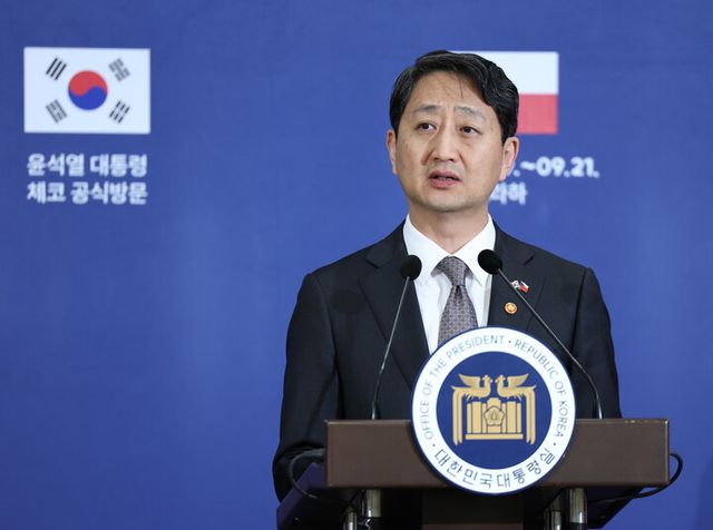 안덕근 산업통상자원부 장관이 19일(현지 시각) 프라하 현지 한국프레스센터에서 윤석열 대통령의 체코 방문 성과와 원전 세일즈 등에 관해 브리핑하고 있다. [사진=연합뉴스]