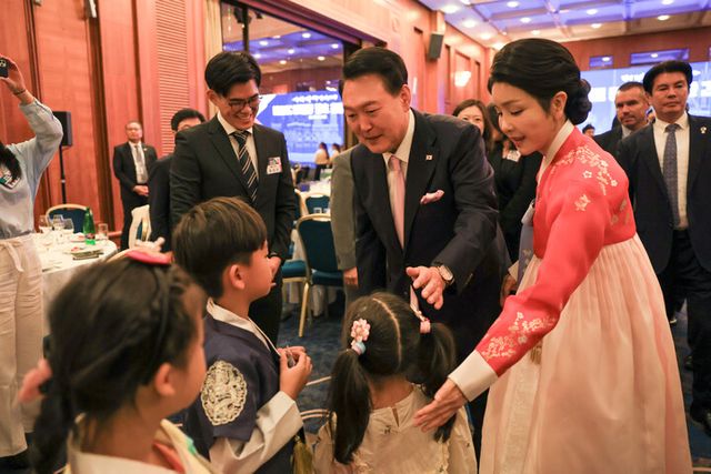 윤석열 대통령과 부인 김건희 여사가 20일(현지 시각) 프라하 시내 한 호텔에서 열린 체코 동포 만찬 간담회에서 화동과 이야기를 나누고 있다. [사진=공동취재/연합뉴스]
