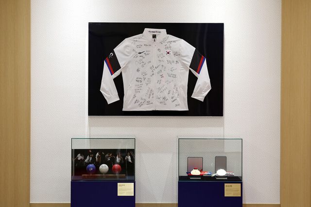 윤석열 대통령 부부가 2024 파리 패럴림픽 선수단으로부터 깜짝 선물로 받았던 보치아 선수복과 경기공이 집무실 복도에 전시돼 있다. [사진=대통령실]