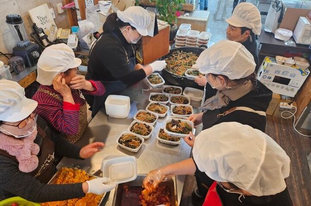 한전KDN '든든 방학도시락'을 전통시장 상인들이 만들고 있다. [사진=한전KDN]