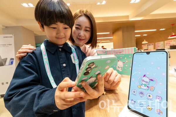 KT가 출시한 포차코 키즈폰을 체험하고 있는 아동. [사진=KT]