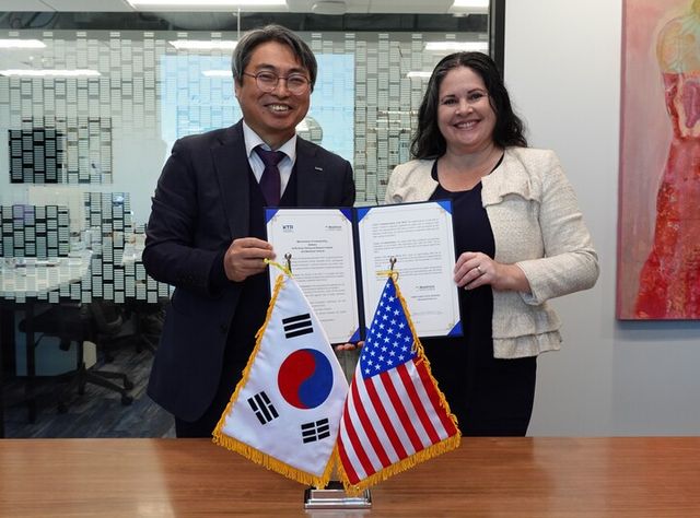 김현철 KTR 원장(왼쪽)이 미국 BEANSTOCK Ventures 샤놔 몬테레이 대표와 상호 협력을 위한 업무협약을 체결했다. [사진=KTR]