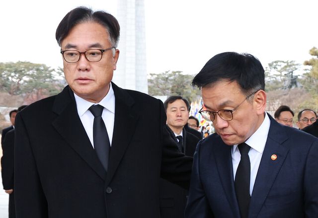 최상목 대통령 권한대행 부총리 겸 기획재정부 장관이 지난 1일 국립서울현충원을 찾아 참배를 마친 뒤 정진석 대통령 비서실장과 이동하고 있다. [사진=연합뉴스]