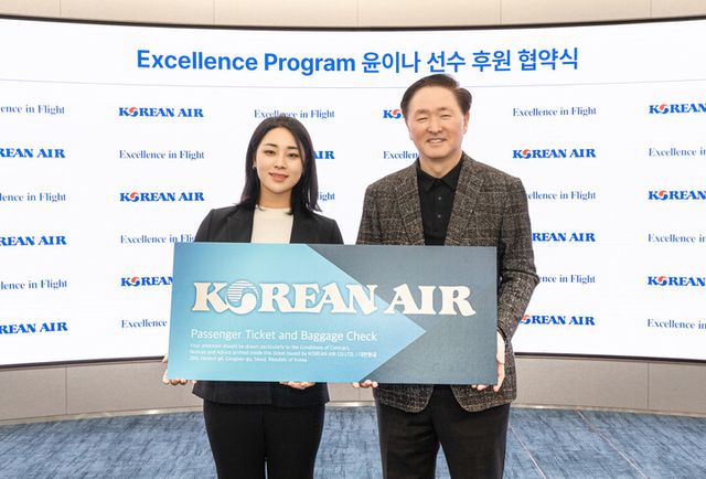 대한항공은 지난 10일 오후 서울 강서구 대한항공 본사에서 ‘엑설런스 프로그램 (Excellence Program) 후원 협약식’을 가졌다. 협약식에 참석한 우기홍 대한항공 사장(오른쪽)과 프로골퍼 윤이나 선수가 기념 사진을 촬영하는 모습. [사진=대한항공]