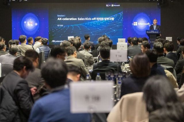 김영섭&nbsp;KT&nbsp;대표가 워크숍에 참석해 인사말과 함께 당부 사항을 전하고 있다. [사진=KT]