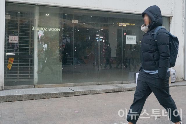 서울 중구 명동거리에서 한 시민이 임대문의 안내문이 붙어진 상가 앞을 지나가고 있다. [사진=이뉴스투데이DB]