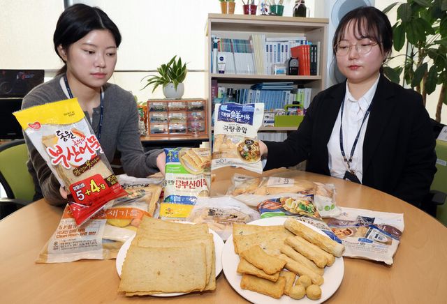 한국소비자원이 14일 오전 정부세종청사 공정위 기자실에서 어묵 12개 제품의 품질, 안전성, 표시 적합성, 가격 등을 시험·평가한 비교정보를 공개했다. [사진=연합뉴스]