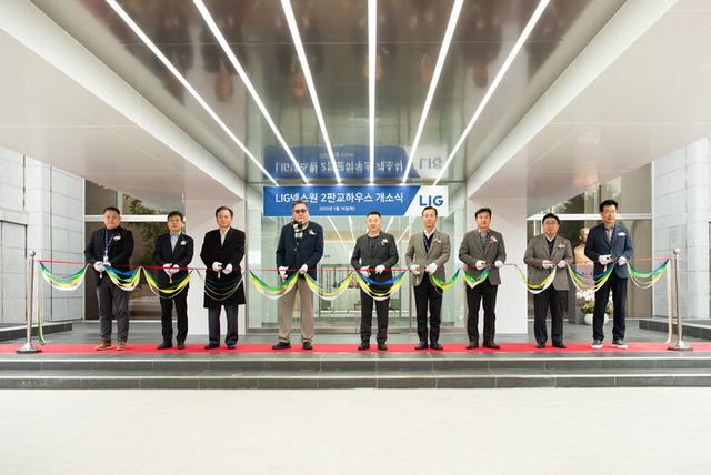 16일 'LIG넥스원 2판교하우스 개소식'에서 구본상 LIG 회장(좌측 5번째), 신익현 LIG넥스원 대표이사(좌측 6번째)를 비롯한 주요 참가자들이 테이프 커팅을 하고 있다. [사진=LIG넥스원]