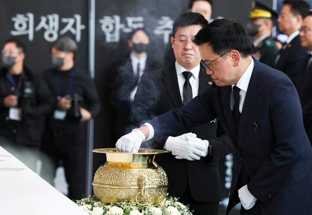 최상목 대통령 권한대행 부총리 겸 기획재정부 장관이 18일 전남 무안국제공항에서 열린 '12.29 제주항공 여객기 참사 희생자 합동 추모식'에서 분향하고 있다.[사진=연합뉴스]