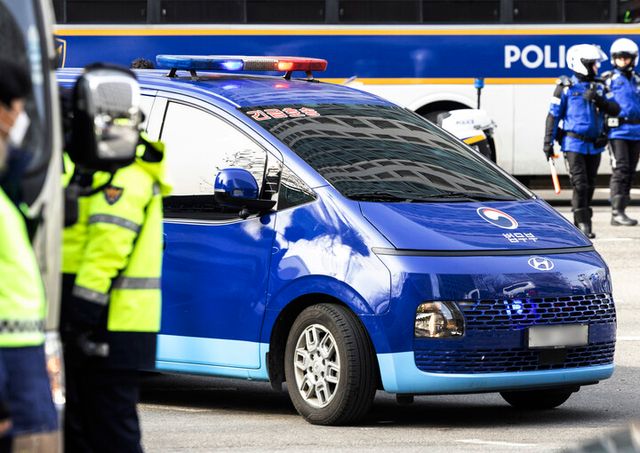 내란 우두머리 혐의로 체포된&nbsp;윤석열&nbsp;대통령의 구속 전 피의자심문(영장실질심사)이 열린 18일 서울 마포구 서울서부지법으로 법무부 호송차량이 들어서고 있다. 2025.1.18&nbsp; [사진=연합뉴스]