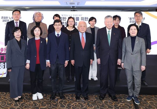 김한길 대통령 직속 국민통합위원회 위원장이 17일 '존엄한 노후를 위한 새로운 길을 묻다'를 주제로 열린 노년 정책토론회에 참석해 참석자들과 기념 촬영을 하고 있다. [사진=국민통합위원회]