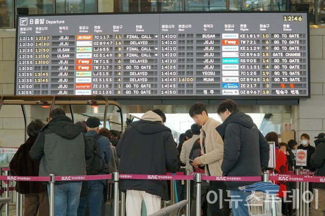 지난 6일 오후 서울 강서구 김포국제공항 국내선 출국장 내 설치된 전광판에 표시된 제주항공 여객기 운항 정보 아래로 이용객들이 이동하고 있다. [사진=이뉴스투데이DB]