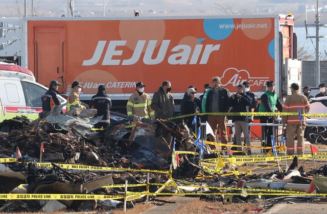 1일 오전 전남 무안군 무안국제공항 제주항공 여객기 참사 현장에서 미국 국가교통안전위원회(NTSB)와 연방항공국(FAA), 보잉사 관계자들로 구성된 미국 조사단이 국토부 사고조사관과 현장 조사를 하고 있다. [사진=연합뉴스]