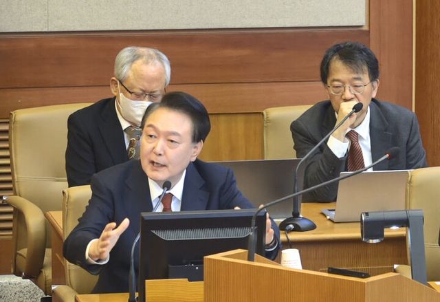 윤석열 대통령이 21일 오후 서울 종로구 헌법재판소에서 열린 탄핵심판 3차 변론에 출석해 피청구인석에서 발언하고 있다. [사진=헌법재판소]