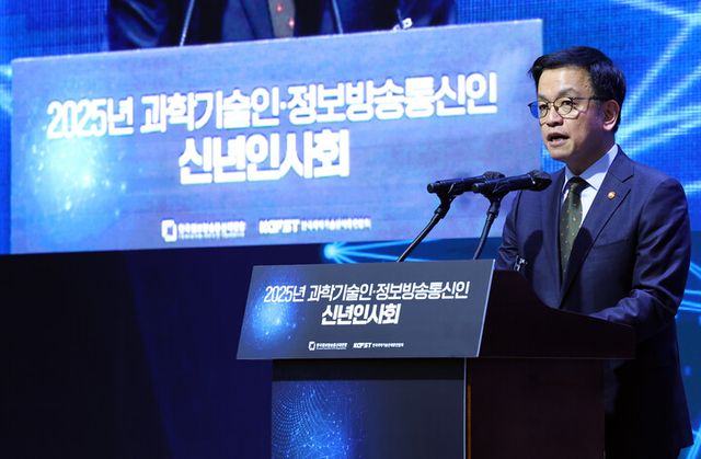 최상목 대통령 권한대행 부총리 겸 기획재정부 장관이 21일 서울시 강남구 한국과학기술회관에서 열린 '2025년 과학기술·정보방송통신인 신년인사회'에서 격려사를 하고 있다. [사진=연합뉴스]