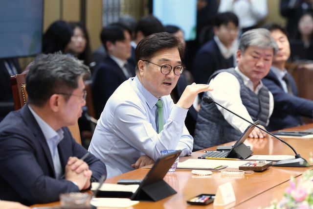 우원식 국회의장(왼쪽에서 두 번째)은 22일 오전 국회접견실에서 국회사무처 등 5개 소속기관으로부터 2025년도 업무보고를 받았다. [사진=국회사무처]