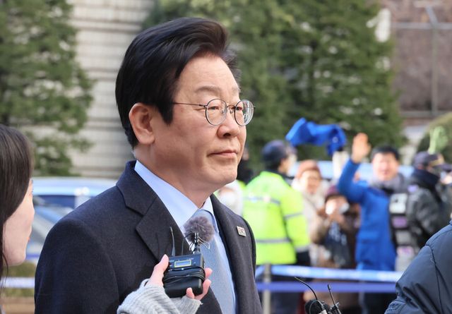 더불어민주당 이재명 대표가 23일 서울 서초구 서울고등법원에서 열린 공직선거법 위반 사건 항소심 첫 재판에 출석하고 있다. [사진=연합뉴스]