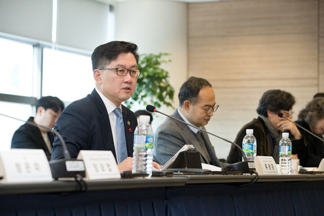 류광준 과학기술혁신본부장이 24일 오후 서울 종로구 광화문교보빌딩 국가과학기술자문회의 대회의실에서 '2025년 제1회 국가연구개발사업평가총괄위원회' 를 주재하고 있다. [사진=과기정통부]