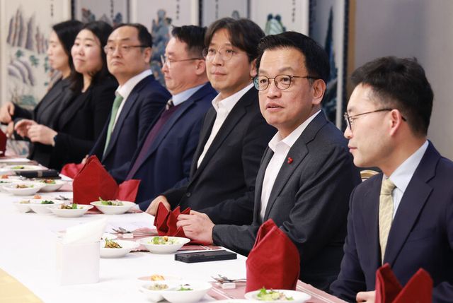 최상목 대통령 권한대행 부총리 겸 기획재정부 장관이 24일 정부서울청사에서 재정경제금융관 오찬 간담회를 하고 있다. 2025.1.2