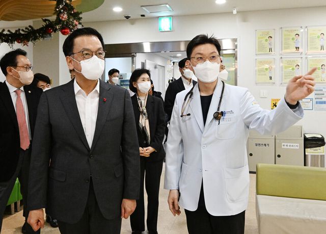최상목 대통령 권한대행 부총리 겸 기획재정부 장관이 24일 설 연휴를 앞두고 비상진료체계 현장 점검을 위해 서울 성북구 성북우리아이들병원을 방문해 발열클리닉에 대한 설명을 듣고 있다. 2025.1.24 [기획재정부 제공. 재판매 및 DB 금지]hihong@yna.co.kr